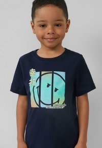 Navyblaue Baumwoll-T-Shirt mit einem bunten Grafikdesign eines lächelnden Gesichts und Text, kurzen Ärmeln und Rundhalsausschnitt.
