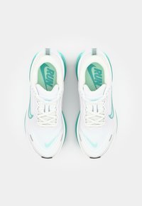 Nike Performance VOMERO PLUS - Chaussures de running sur route - white/bleached turquoise/mint foam/barely green/washed teal