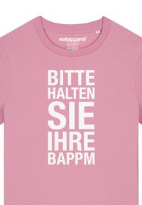 Lichtroze katoenen t-shirt met vetgedrukte witte tekst: "BITTE HALTEN SIE IHRE BAPPM" in een gestapeld formaat. Korte mouwen, ronde halslijn.