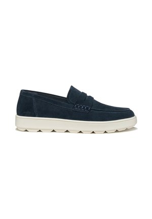 Mocassin en daim bleu marine avec semelle en caoutchouc blanche, détail de bride penny et adhérence texturée sur la semelle extérieure, vu de côté.