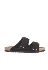 Zwarte suède sandalen met twee brede banden, zilveren studs en een kurken voetbed. Gekartelde rubberen zool voor grip. Merkenlogo zichtbaar.