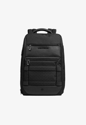 Mochila negra de tela texturizada con un patrón de diamantes, que cuenta con varios compartimentos con cremallera y una asa superior para llevar.