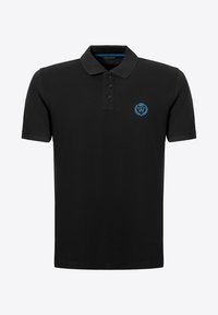 Černé polo tričko vyrobené z bavlny s button-up límcem, na levé části hrudi s modře vyšitým logem. Klasický střih s krátkými rukávy.