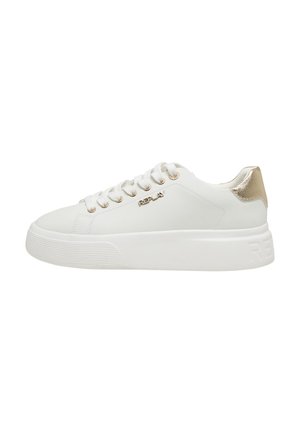 Sneaker bianca basse con suola platform, linguetta in metallo dorato sul tallone, lacci bianchi e logo "REPLAY" dorato sul lato.