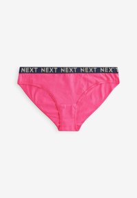 Bikini spodnje perilo iz bombaža v vroče rožnati barvi z mornarsko modrim pasom, na katerem je ponovljen napis "NEXT", ter gladko in udobno teksturo.