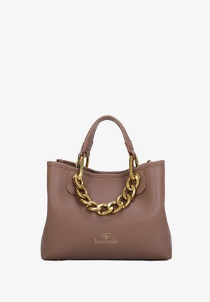 Borsa a mano in pelle marrone con superficie texture, dettagli in catena dorata e manici corti. Presenta un dettaglio con il logo sul fronte.