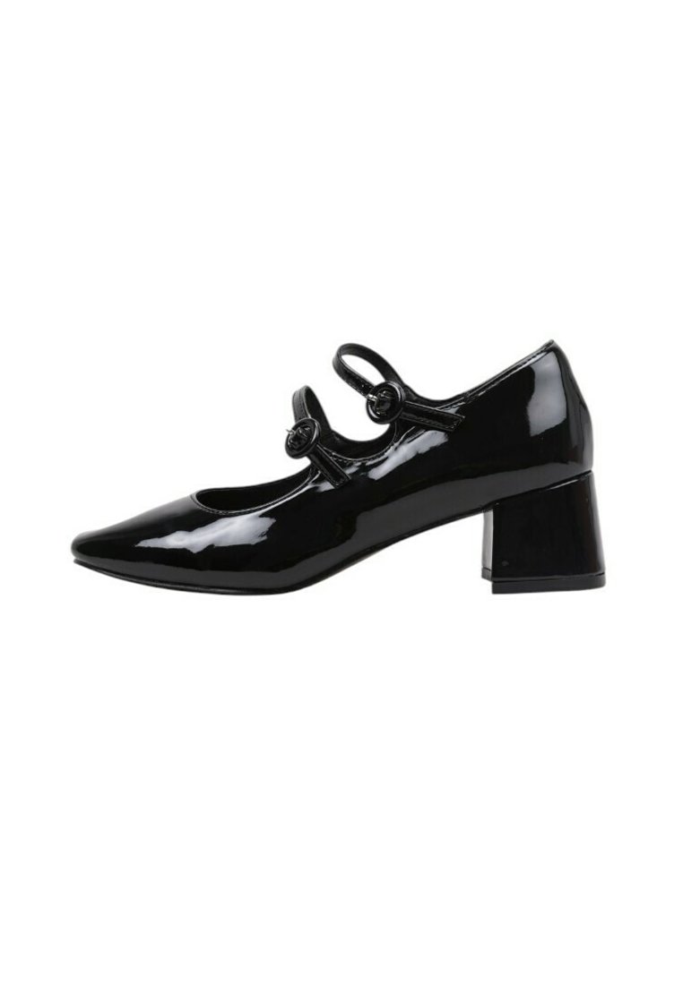 Chaussure Mary Jane en cuir verni noir avec deux sangles à boucle et un petit talon carré, présentée en profil latéral sur fond blanc.