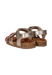 Metallic zilveren sandalen met roze accenten, verstelbare banden, kurkachtige zolen en een gestructureerde afwerking. Voorzien van ondersteuning voor de achterkant van de hiel.