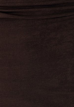 Rjavo tkanino z žebljičasto teksturo in gladkim otipom, ki prikazuje navpične črte in subtilen sijaj, primerna za oblačila ali dodatke.