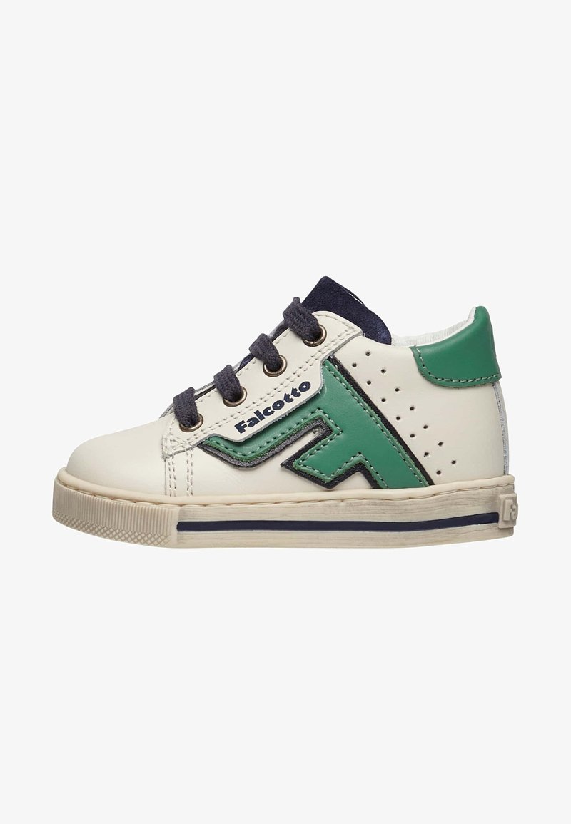 Sneaker bianca in pelle con un design verde e navy, caratterizzata da dettagli perforati, lacci a contrasto e una suola in gomma testurizzata.