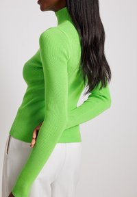 NA-KD Strickpullover - green