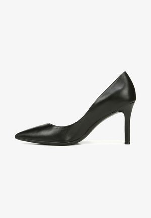 Zwarte leren high-heeled pump met een spitse neus en een gladde textuur. Heeft een gematigde hakhoogte en een strakke, minimalistische uitstraling.