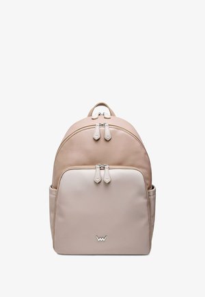 Heller rosa Lederrucksack mit rundem Design, doppeltem Reißverschluss, Fronttasche und Logodetail am unteren Rand. Glatte Textur.