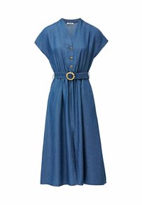 Vestido de mezclilla con escote en V, mangas cortas, botones en la parte delantera, cintura ceñida con un cinturón tejido y falda midi con una abertura frontal.