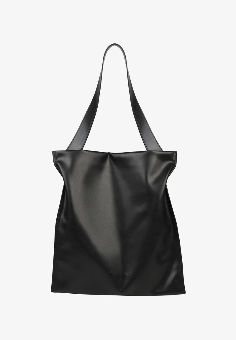 Zwarte leren tote bag met een gladde, zachte textuur. Voorzien van lange platte handvatten en een minimalistisch ontwerp, met subtiele branding aan de onderkant.