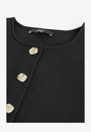 Cardigan nero lavorato a maglia con colletto tondo e tre bottoni decorativi con un design oro e crema.