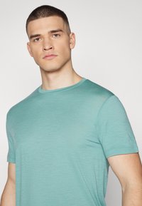 icebreaker TECH LITE - T-shirts - cloud ray