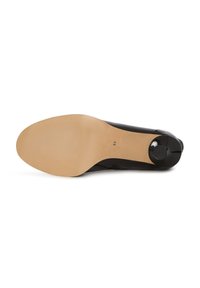 Chaussure à talon haut noire avec une finition en vernis lisse, un bout effilé et une semelle de couleur beige clair. Dotée d'un talon arrondi et d'accents décoratifs.