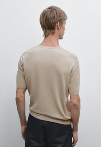 Massimo Dutti LIGHTWEIGHT CREW NECK WITH SHORT SLEEVE - Jednoduché tričko - light brown