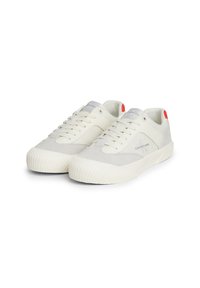 Białe i jasnoszare sneakersy z teksturowaną gumową podeszwą, zamszową i skórzaną cholewką, płaskimi sznurowadłami oraz małym czerwonym akcentem na pięcie.