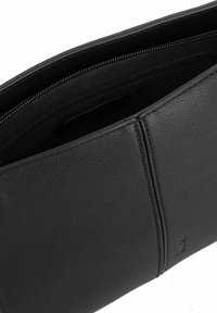 Borsa in pelle nera con superficie testurizzata, chiusura superiore con zip e un interno spazioso. Design semplice e pulito, senza ulteriori dettagli.
