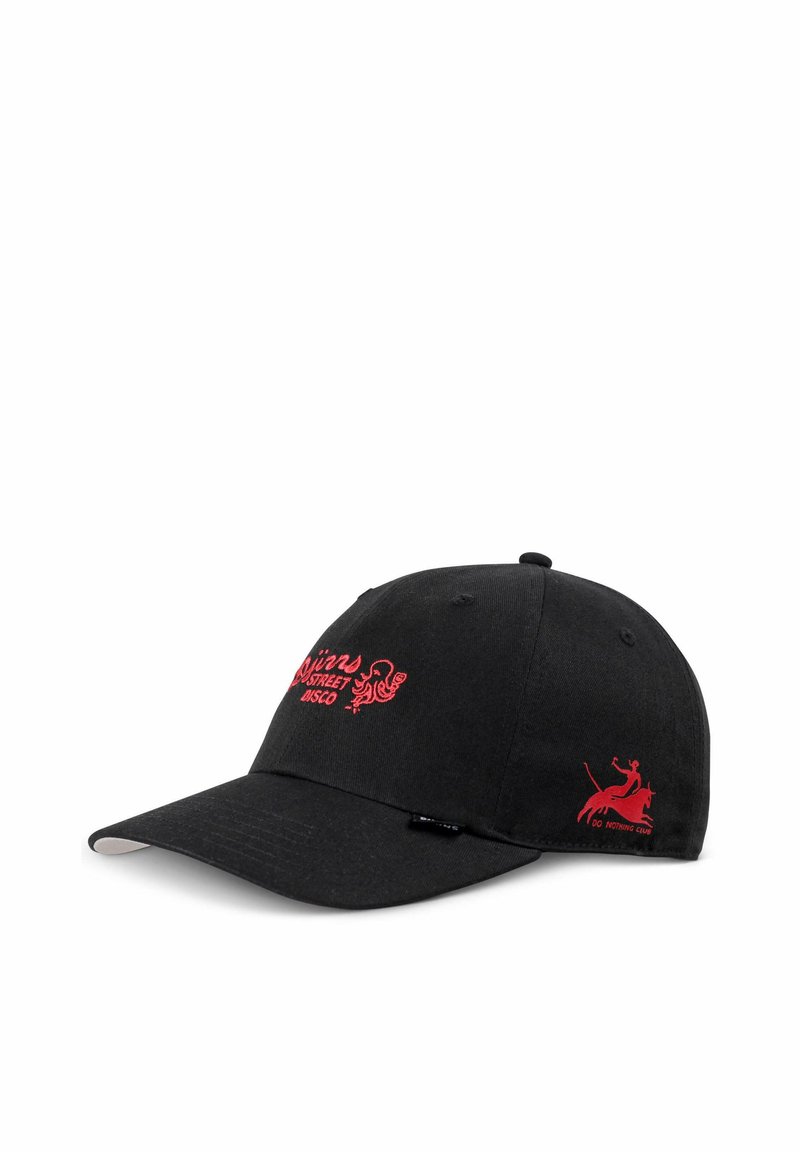 Svart caps laget av bomull, med røde broderte logoer på forsiden og siden. Skjermen er buet; designet er enkelt og uformelt.