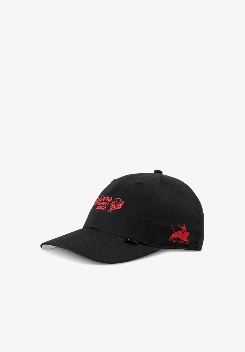 Juodas medvilnės kepurė, su raudonais siuviniais priekyje ir šone. Snapas yra lenktas; dizainas paprastas ir neformalus.