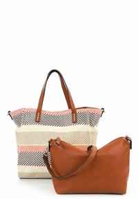 Grand sac fourre-tout tissé avec des poignées en cuir marron, présentant un motif rayé en crème, marron et rouge. Plus petit sac en cuir marron uni à côté.