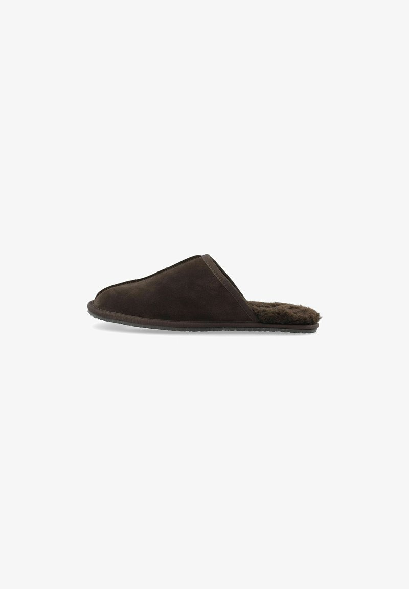 Brune ruskindsslippers med blødt pelsfor, rund tå og tekstureret gummisål for godt greb. Enkel og minimalistisk design.