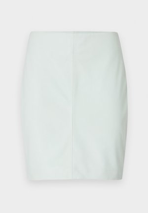 Svetlo zelena prilegajoča mini krila, izdelana iz gladkega materiala, z ravnim krojem in čistimi linijami brez vidne opreme ali okrasitev.