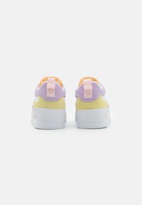 Sneakers w pastelowych kolorach mają mieszankę materiałów z zamszu i gumy. Widok z tyłu ukazuje lawendowe, żółte i brzoskwiniowe akcenty oraz teksturowane podeszwy.