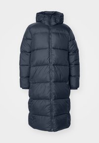 Lång marinblå puffjacka med huva, med dragkedja fram, quiltat mönster och elastiska ärmslut. Tillverkad av slätt, isolerat material.