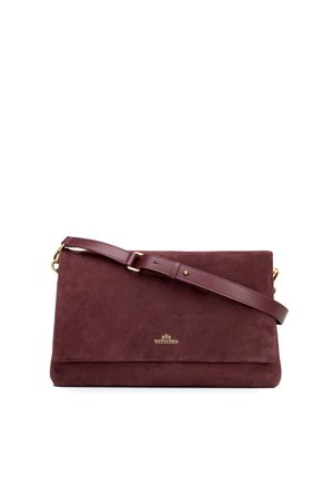 Sac bandoulière en daim bordeaux avec une sangle en cuir ajustable et des accessoires dorés, avec le logo Wittchen sur le rabat avant.