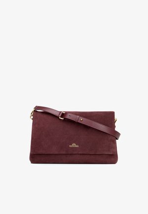 Bordeaux suède crossbodytas met verstelbare leren riem en goudkleurige hardware, met Wittchen-logo op de voorsluiting.
