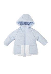 Chaqueta acolchada azul claro con capucha, que cuenta con dos bolsillos frontales en una tela blanca contrastante, cierre de cremallera y dobladillo redondeado.