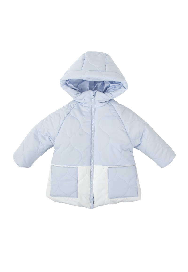 Chaqueta acolchada azul claro con capucha, que cuenta con dos bolsillos frontales en una tela blanca contrastante, cierre de cremallera y dobladillo redondeado.