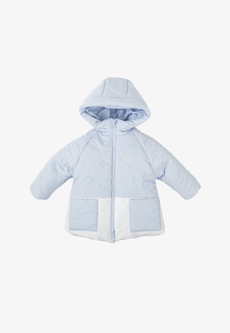 Chaqueta acolchada azul claro con capucha, que cuenta con dos bolsillos frontales en una tela blanca contrastante, cierre de cremallera y dobladillo redondeado.