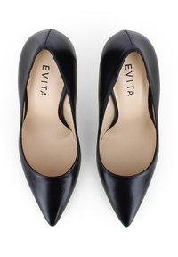 Tacchi alti in pelle nera con punta affusolata e superficie liscia, dotati di un interno beige e il nome del marchio "EVITA" stampato all'interno.