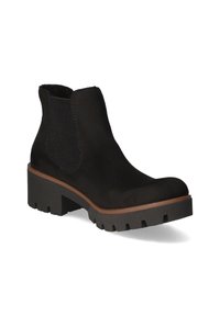 Černá kotníková bota s elastickými bočními panely, svršek z semiše, texturovaná podrážka s hrubým vzorem a hnědý platformový podpatek. Má zaoblený design špičky.