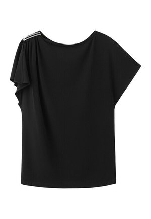 Crna asimetrična bluza kratkih rukava s naboranim tkanjem i srebrnim pravokutnim kopčom na lijevom ramenu.