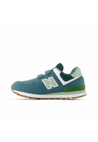 Zapatilla deportiva en tonos verde azulado y verde claro con parte superior de cuero suave, detalles de malla y doble correa de Velcro. Presenta un logo blanco y una suela de goma.