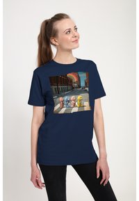 Navyblaue Baumwoll-T-Shirt mit einem Grafikdesign von vier bunten Bärenfiguren auf einem Zebrastreifen, mit einem Regenbogen im Hintergrund.