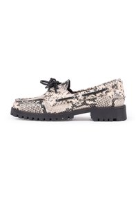 Snakeskin-patterned shoes in beige and black with a flat rubber sole, decorative laces, and a classic design.
