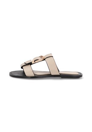 Sandalia plana con un upper de cuero beige que presenta correas anchas y un acento metálico. Suela negra con un diseño minimalista y textura suave.