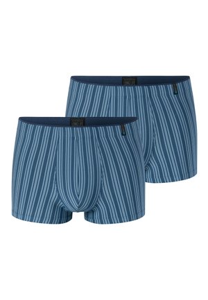 Dwie pary niebieskich bokserek z pionowymi białymi paskami i ciemnoniebieskimi gumkami w pasie, ułożone obok siebie na białym tle.