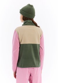 Fleece pullover in olijfgroen, beige en roze. Bevat een hoge kraag, kleurblokken ontwerp en zachte textuur. Gemaakt met bijpassende roze broek.