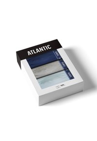 Zestaw trzech podkoszulków w kolorze granatowym, szarym i jasnoniebieskim, zapakowany w eleganckie białe pudełko z czarno-białym logo na górze.