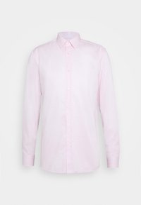 Jasnoróżowa bluzka z długim rękawem, z wyprofilowanym kołnierzykiem, z zapięciem na guziki z przodu i zaokrąglonym dołem; wykonana z gładkiego materiału o minimalnej teksturze.