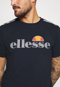 Ellesse CELLA  - T-shirt estampada - navy
