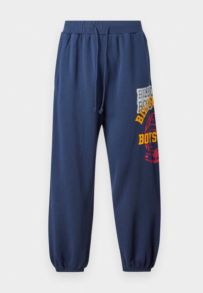 Σκούρο μπλε παντελόνι φόρμας με κορδόνι στη μέση, ελαστικές μανσέτες και τυπωμένα γραφικά σε κίτρινο και κόκκινο με την επιγραφή "Billion Boys Club".